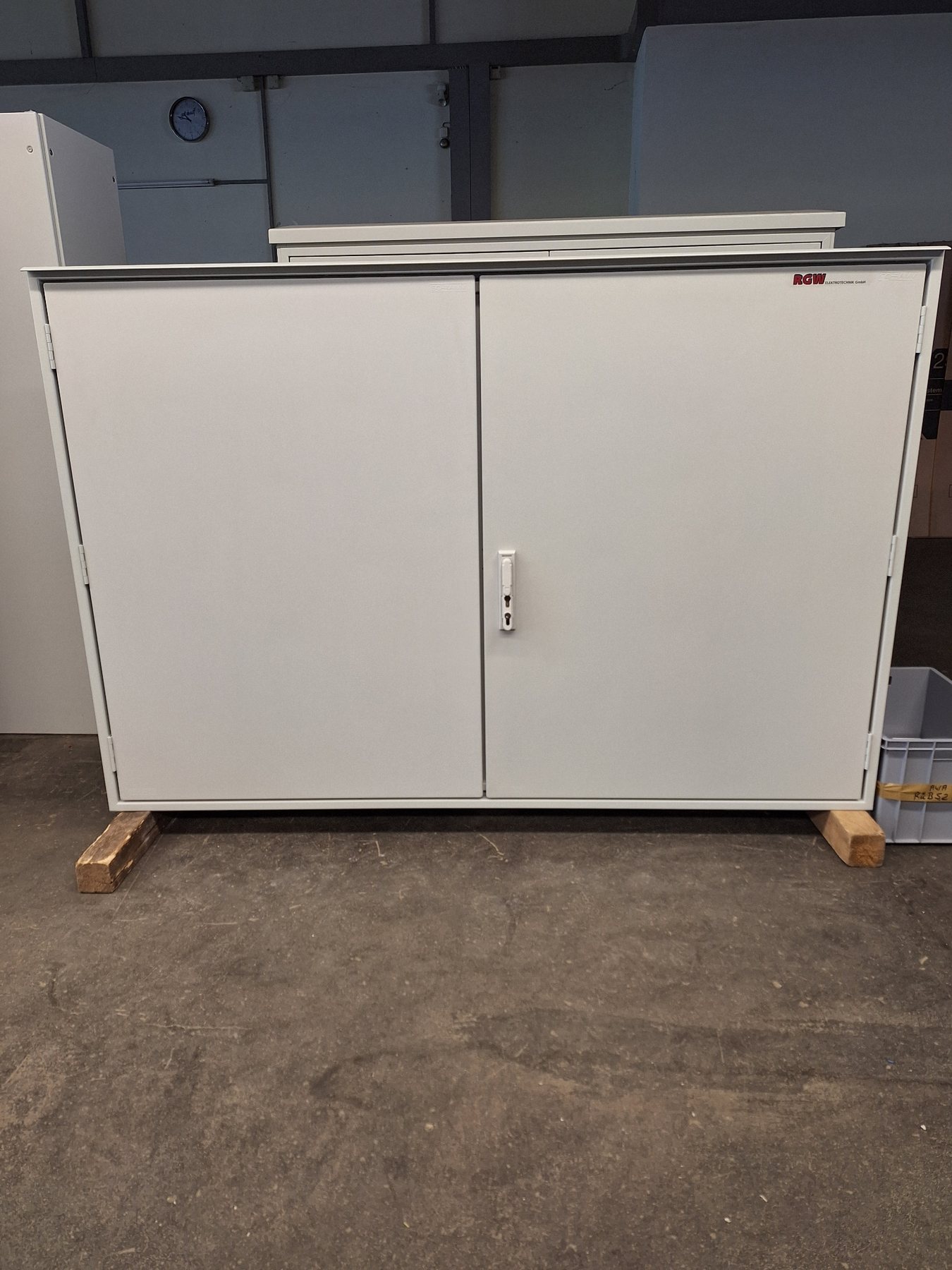 Großer Schaltschrank mit geöffneten Türen und eingebauter Steuerungstechnik