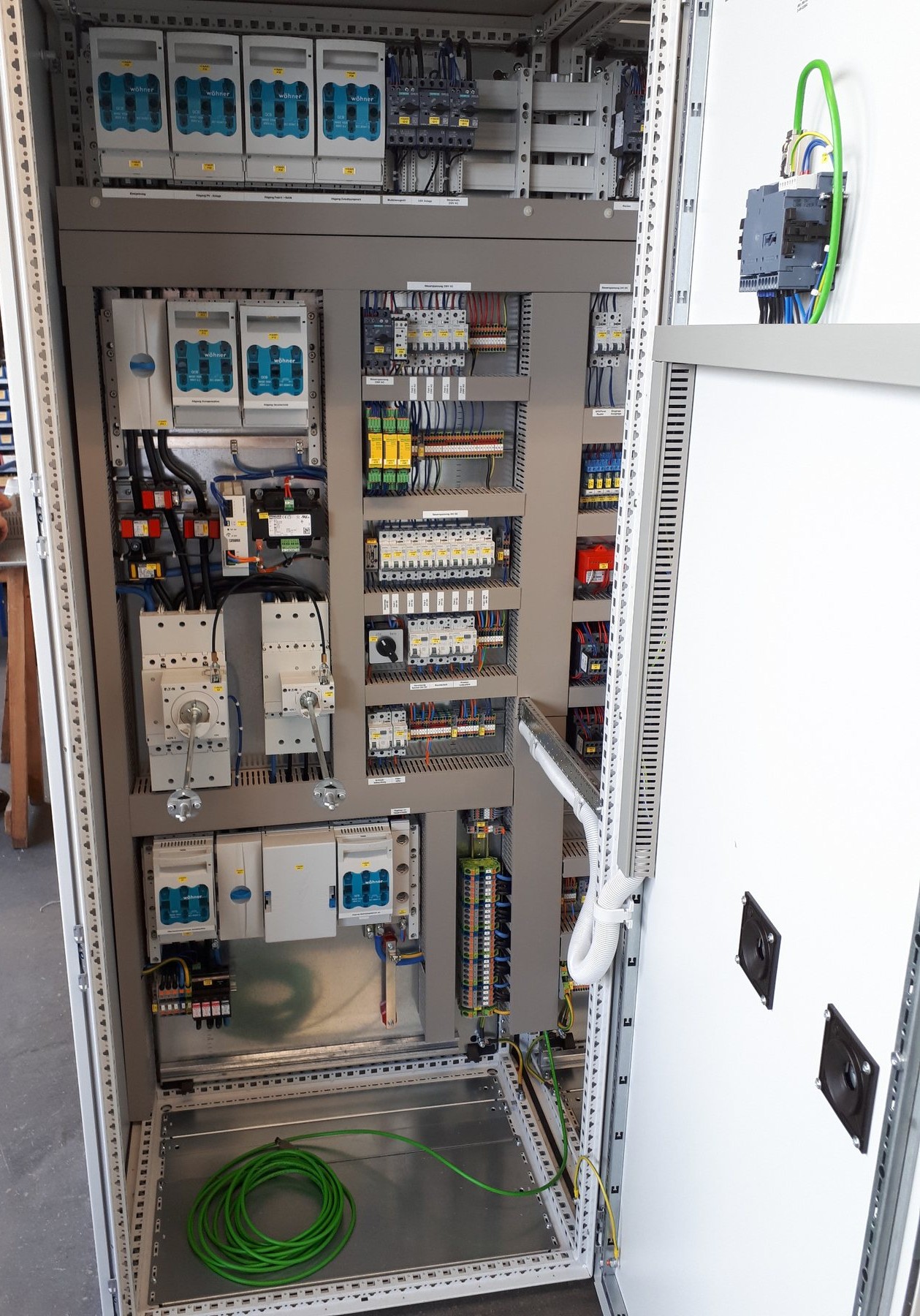 Innenansicht einer Schaltanlage mit elektrischen Komponenten und Verdrahtung